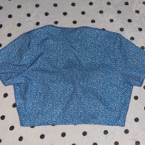 Shein Floral Print Front Tie Crop Top Size S Baby Blue - Picture 5 of 5